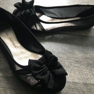 Adorable Black flats in excellent condition!